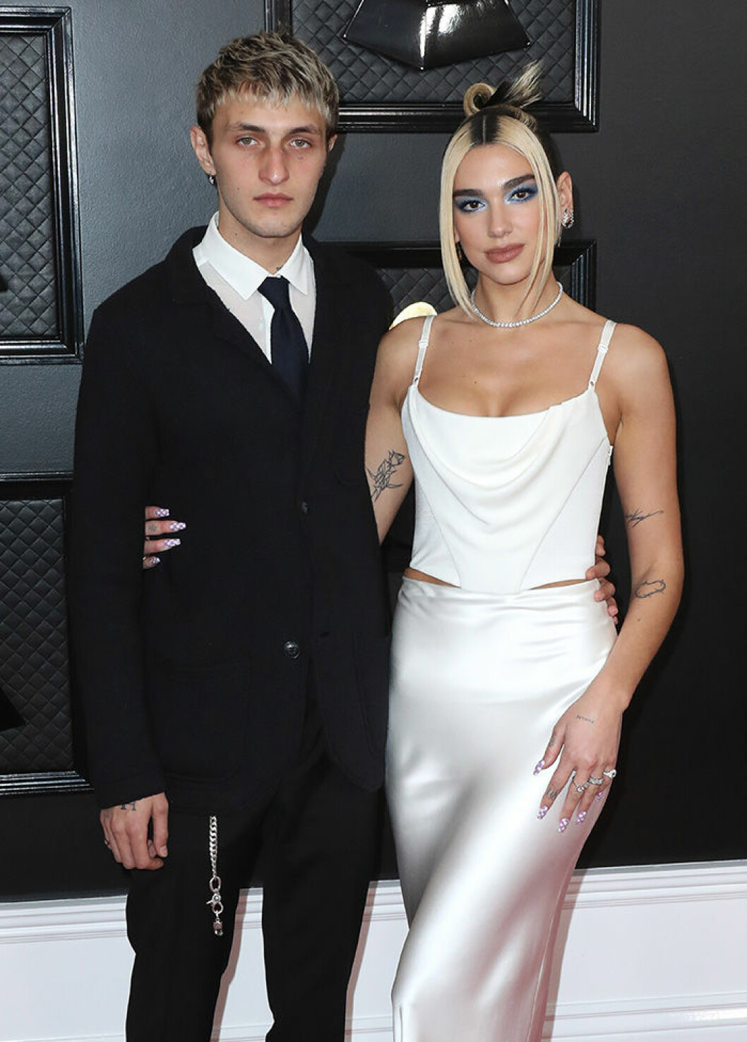 Dua Lipa och Anwar Hadid på Grammy Awards, 2020. En bild på sångerskan Dua Lipa och modellen Anwar Hadid på Grammy Awards 2020.